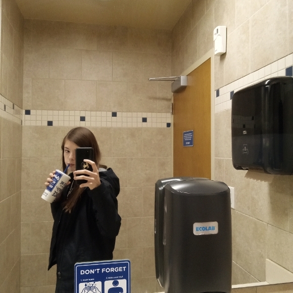 Meet your Posher, Evie - Picture 2 of 13